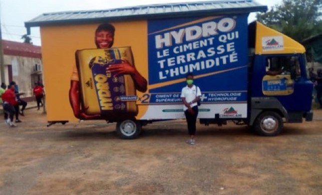 Camion podium lors d’une caravane Hydro